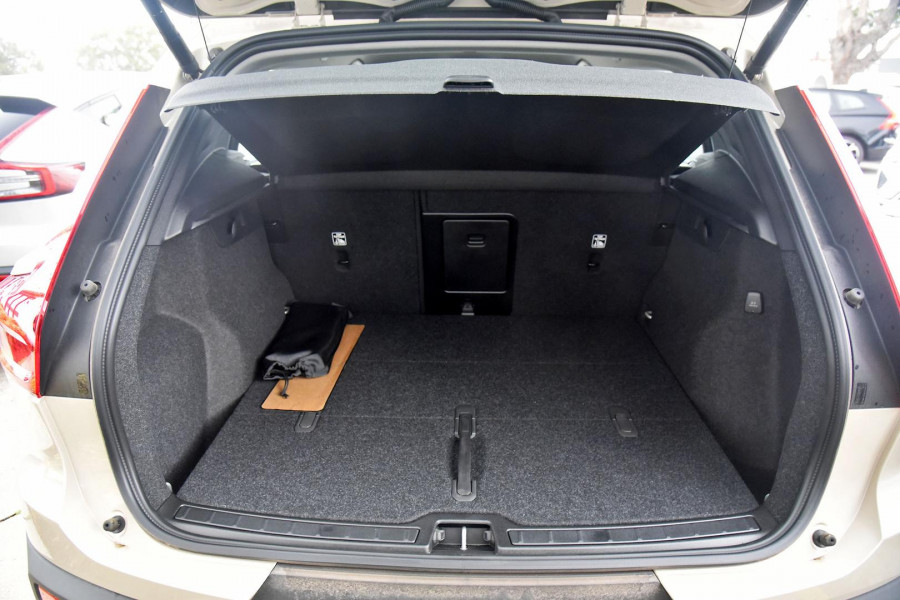 2024 MY25 Volvo XC40  Plus B4 SUV Image 8