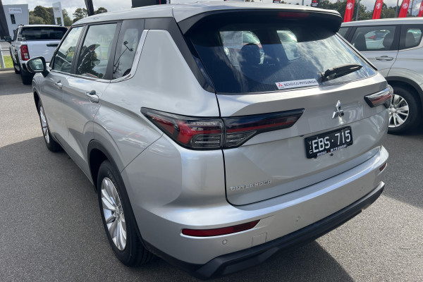 2025 Mitsubishi Outlander ZM ES SUV Image 8