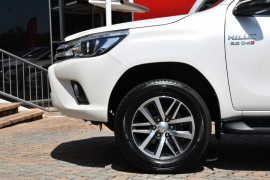 2017 Toyota HiLux GUN126R SR5 Dual cab Image 5