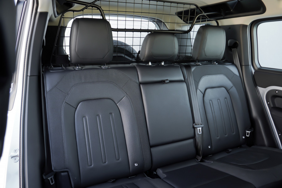 2020 Land Rover Defender L663 SE Wagon Image 15