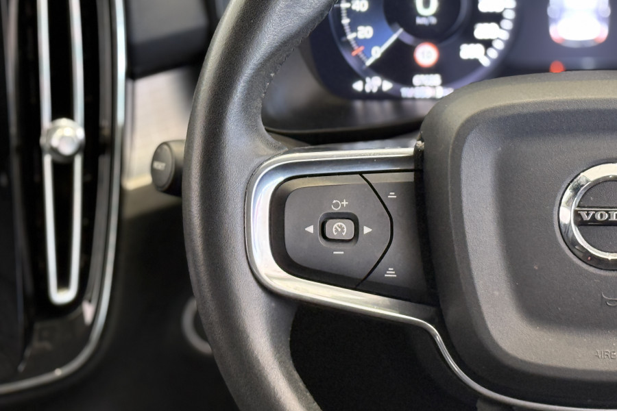 2021 Volvo XC40 XZ T4 Momentum SUV Image 17