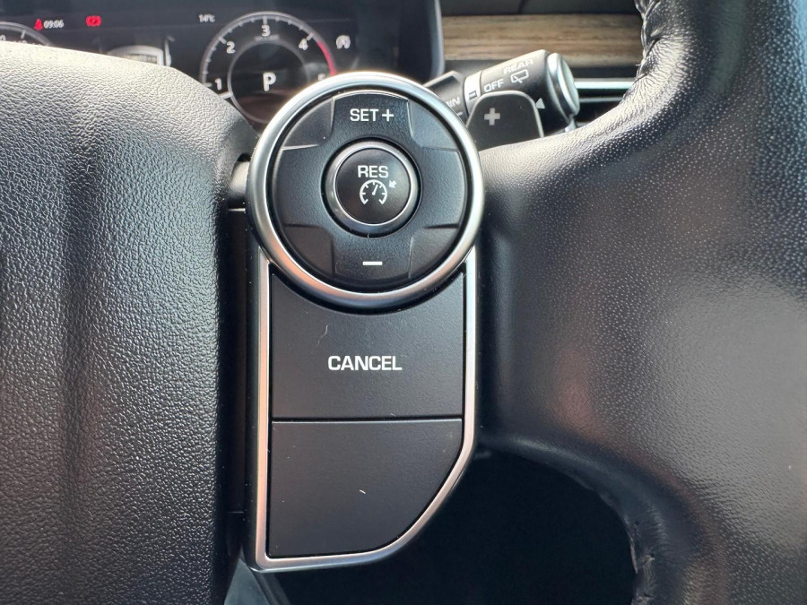 2018 Land Rover Discovery Series 5 HSE Luxury SUV Image 21