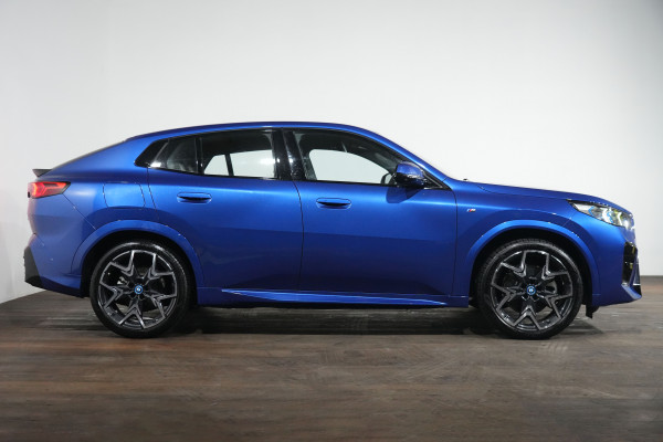 2025 BMW iX2 xDrive30 M Sport SUV image 4
