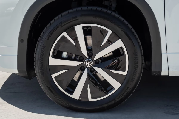 2026 Volkswagen Tayron R4 150TSI eHybrid Elegance SUV Image 23