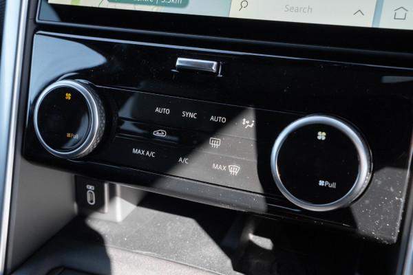 2026 Land Rover Discovery Series 5 D350 Dynamic SE SUV image 15