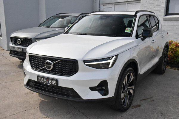 2024 MY25 Volvo XC40  Ultra B4 Dark SUV Image 4