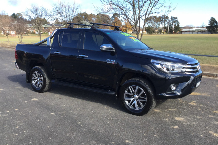 2017 Toyota HiLux  SR5 Cab chassis Image 2