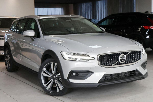 2024 Volvo V60 Cross Country  Ultimate B5 Bright Wagon