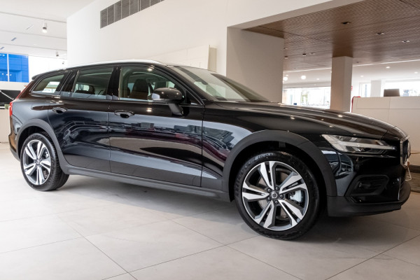 2025 Volvo V60 Cross Country Z Series Ultra B5 Bright Wagon Image 3