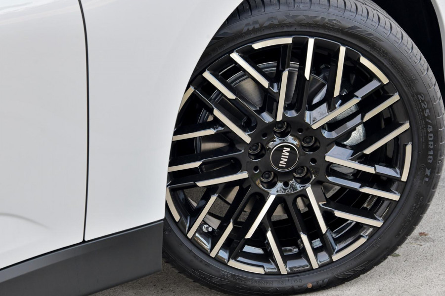 2026 MINI Cooper J01 SE Favoured Hatch