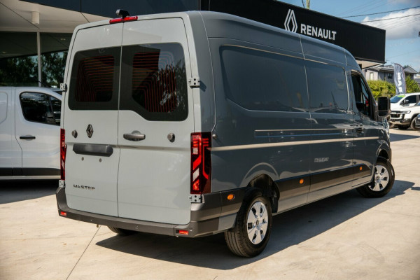 2026 Renault Master XDD Mid Roof LWB Van Image 2
