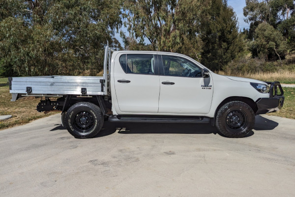 2020 Toyota HiLux  SR 4x4 Double-Cab Cab-Chassis Cab Chassis