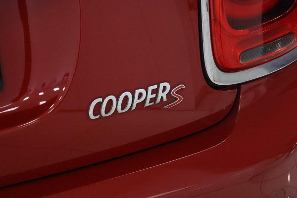 2015 MINI Cooper F55 Cooper S Hatch image 4