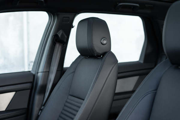 2024 Land Rover Discovery Sport L550 P300e Dynamic SE SUV image 5