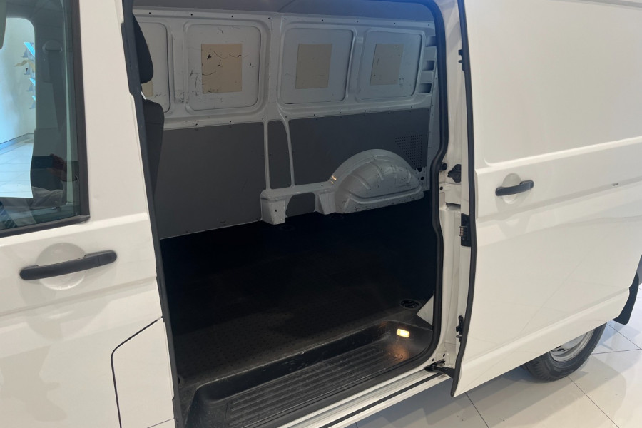 2018 Volkswagen Transporter T6 LWB Van Normal Roof Van Image 17