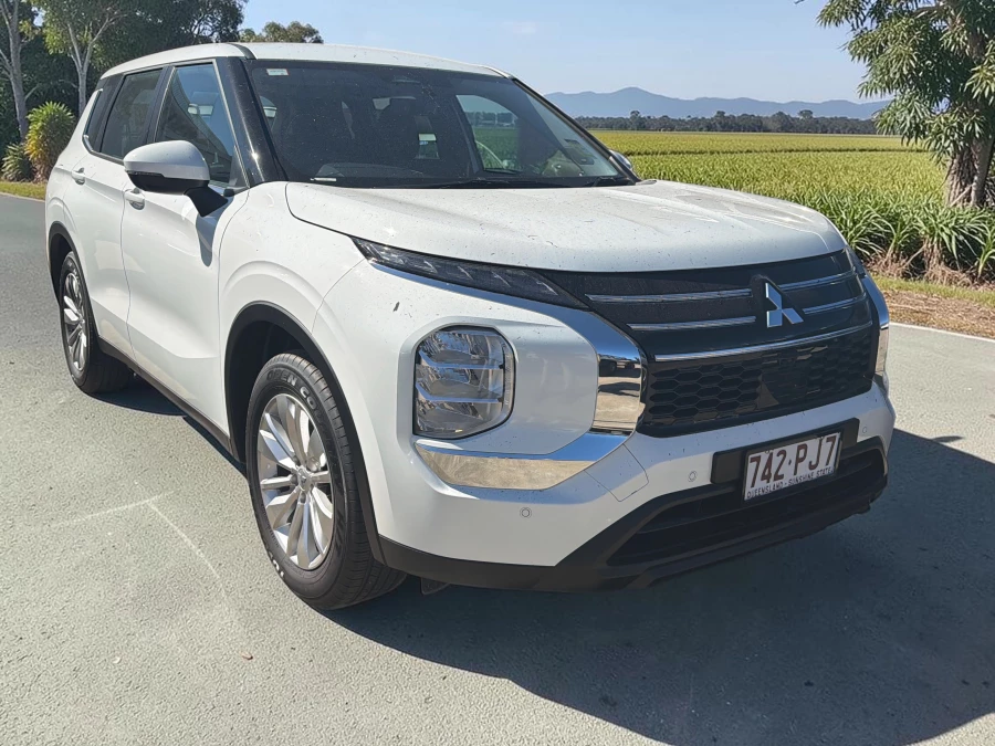 2025 Mitsubishi Outlander ZM ES SUV Image 1