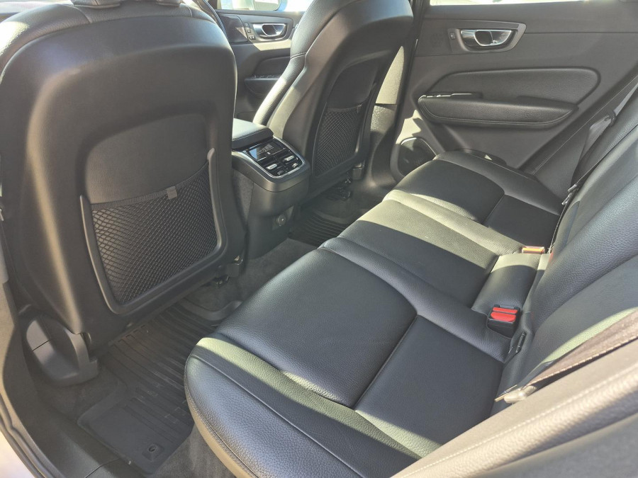 2020 MY21 Volvo XC60 UZ D4 Momentum SUV Image 8