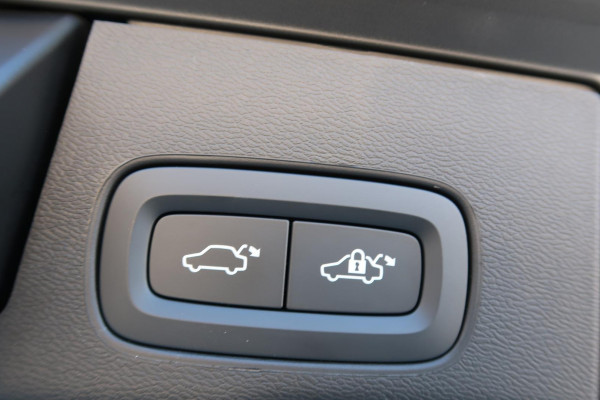 2025 Volvo XC60 UZ Plus T8 Plug-in Hybrid Dark SUV Image 29