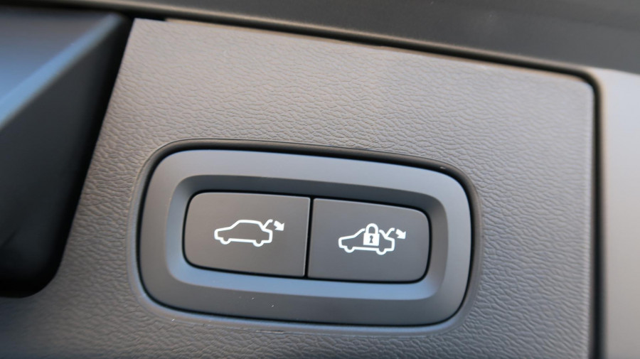 2025 Volvo XC60 UZ Plus T8 Plug-in Hybrid Dark SUV Image 29