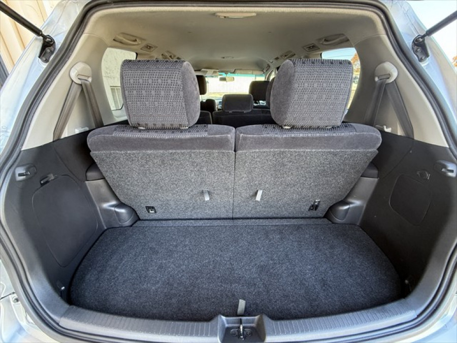 2007 Toyota Avensis Verso Ultima Wagon Image 12