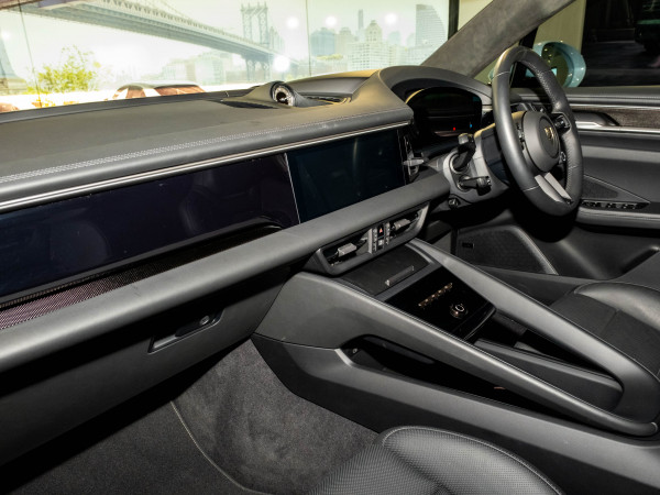 2025 Porsche Macan SUV image 18
