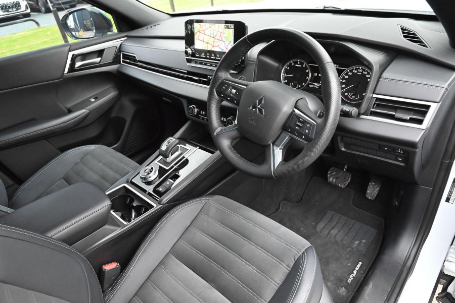 2024 Mitsubishi Outlander ZM Black Edition SUV Image 5