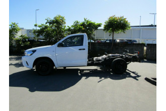 2016 Toyota Hilux GUN122R Workmate 4x2 Cab chassis Image 4