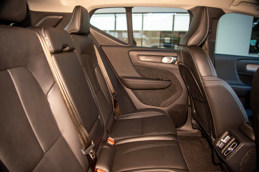 2023 Volvo XC40  Ultimate B4 Bright SUV Image 9