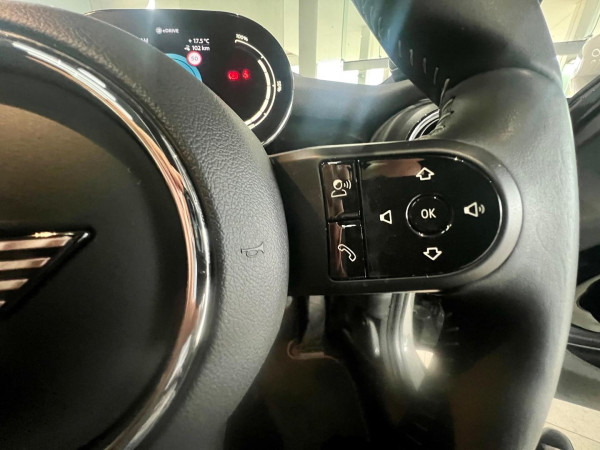 2021 MINI Cooper F56 LCI-2 Cooper SE MINI Yours Hatch image 15