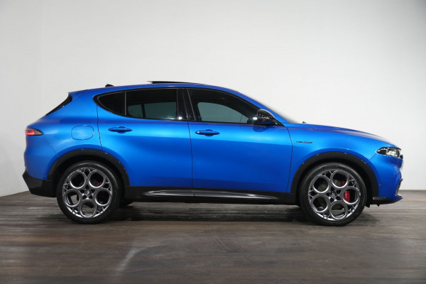 2023 Alfa Romeo Tonale Veloce SUV Image 4