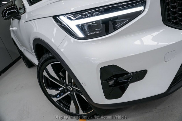 2026 Volvo XC40 XZ Ultra B4 Dark SUV Image 2