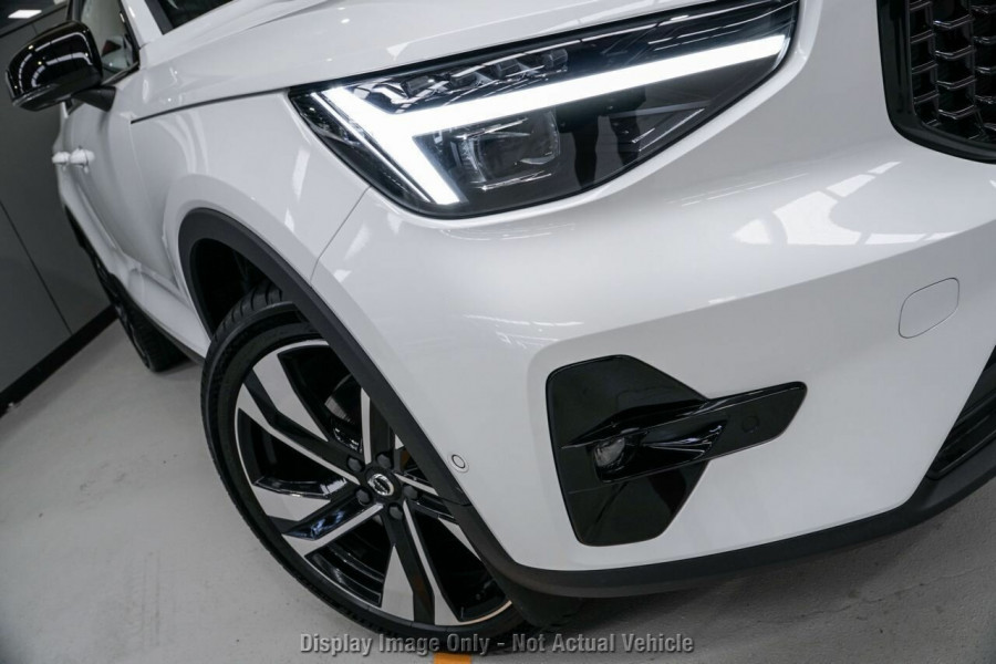 2026 Volvo XC40 XZ Ultra B4 Dark SUV Image 2