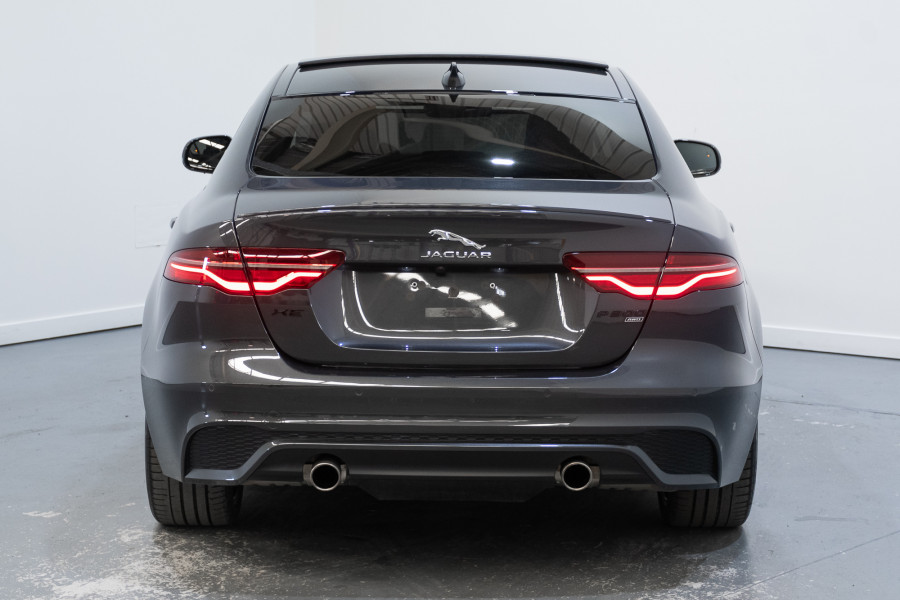 2022 Jaguar XE P300 R-Dynamic SE Sedan Image 10