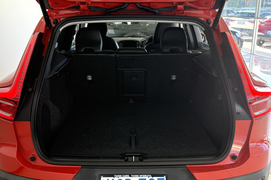 2021 Volvo XC40 XZ T4 Momentum SUV Image 8