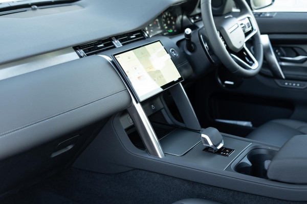 2024 Land Rover Discovery Sport L550 P300e Dynamic SE SUV image 4