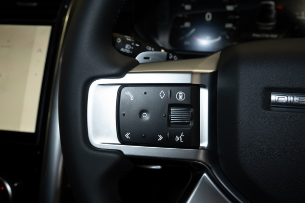 2026 Land Rover Discovery Series 5 D350 Dynamic SE SUV image 13