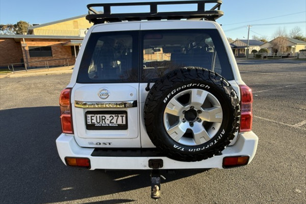 2012 Nissan Patrol Y61 ST SUV Image 4