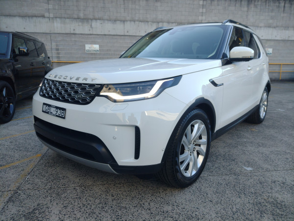 2021 Land Rover Discovery Series 5 D300 SE SUV image 6