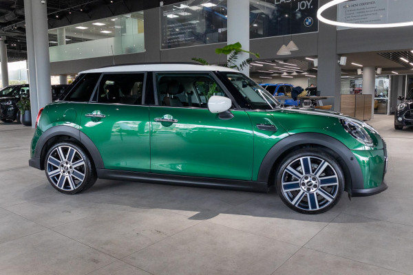 2023 MINI Cooper F55 LCI-2 C Classic Hatch image 3