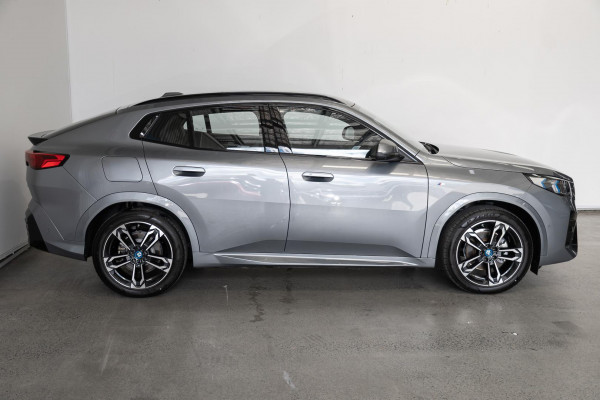 2024 BMW iX2 U10 eDrive20 M Sport SUV image 3