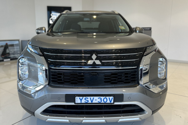 2023 Mitsubishi Outlander ZM LS SUV Image 2