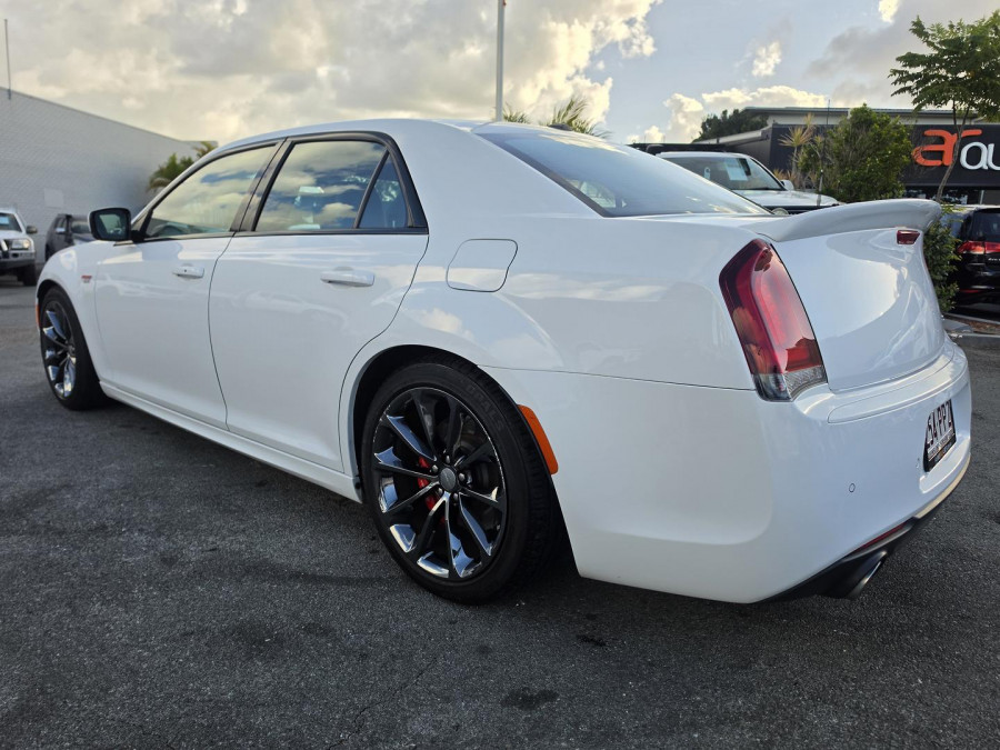 2017 Chrysler 300 LX SRT Sedan Image 9
