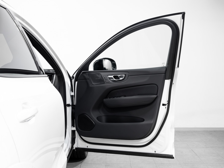 2026 Volvo XC60 UZ B5 AWD Ultra Dark SUV Image 9