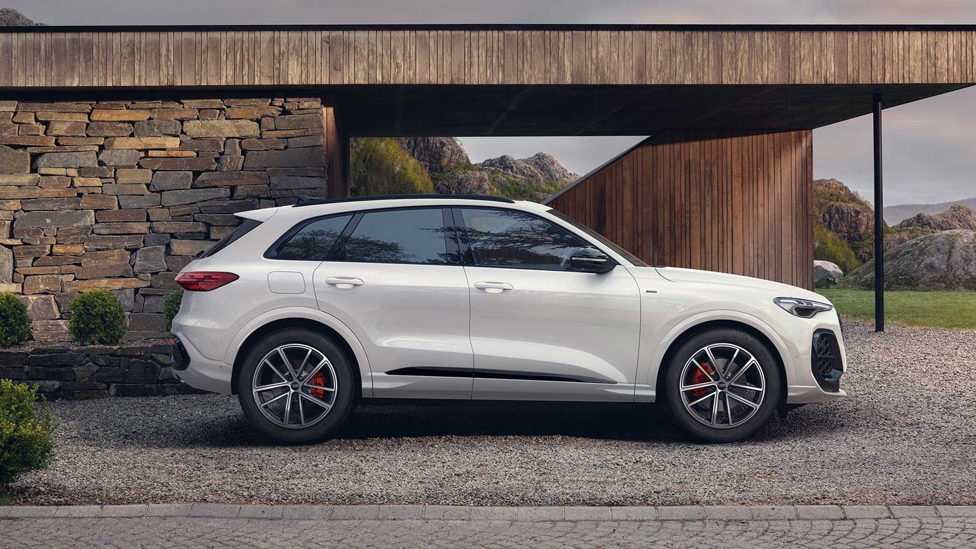 Q5 SUV e-hybrid quattro 270kW with metallic paint from $299 per week<sup>1</sup> and receive a $5000 deposit contribution<sup>2</sup>
