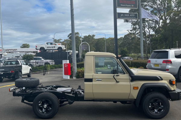 2024 Toyota LandCruiser GDJL79R (Cab Chassis) GX Single-Cab Cab-Chassis Image 3