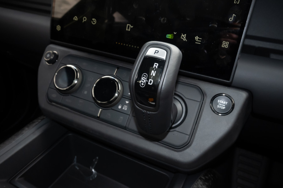 2026 Land Rover Defender L663 110 P635 OCTA Black SUV