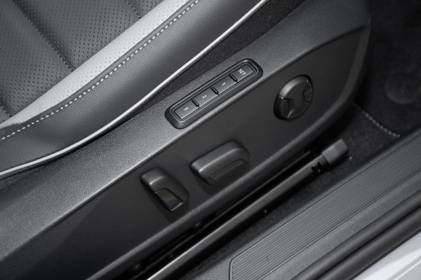 2025 Volkswagen Golf 8.5 110TSI R-Line Hatch image 19