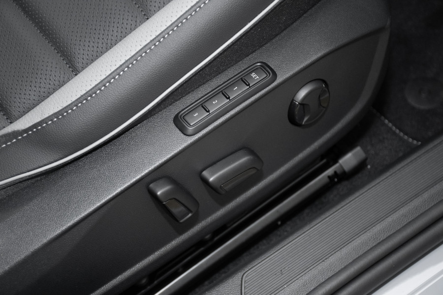 2025 Volkswagen Golf 8.5 110TSI R-Line Hatch Image 19