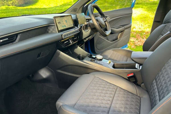 2024 MY24.5 MG MG3 ZP22 Essence Hybrid+ Hatch