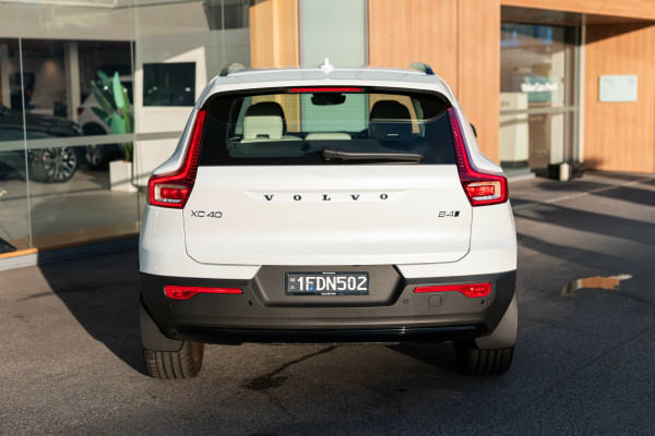 2026 Volvo XC40 XZ Ultra B4 Dark SUV Image 8